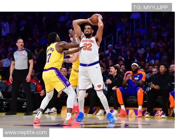 2012年湖人与尼克斯常规赛精彩对决回顾与分析