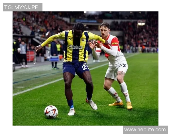 沙尔克04与加拉塔萨雷激战正酣谁能在这场对决中笑到最后